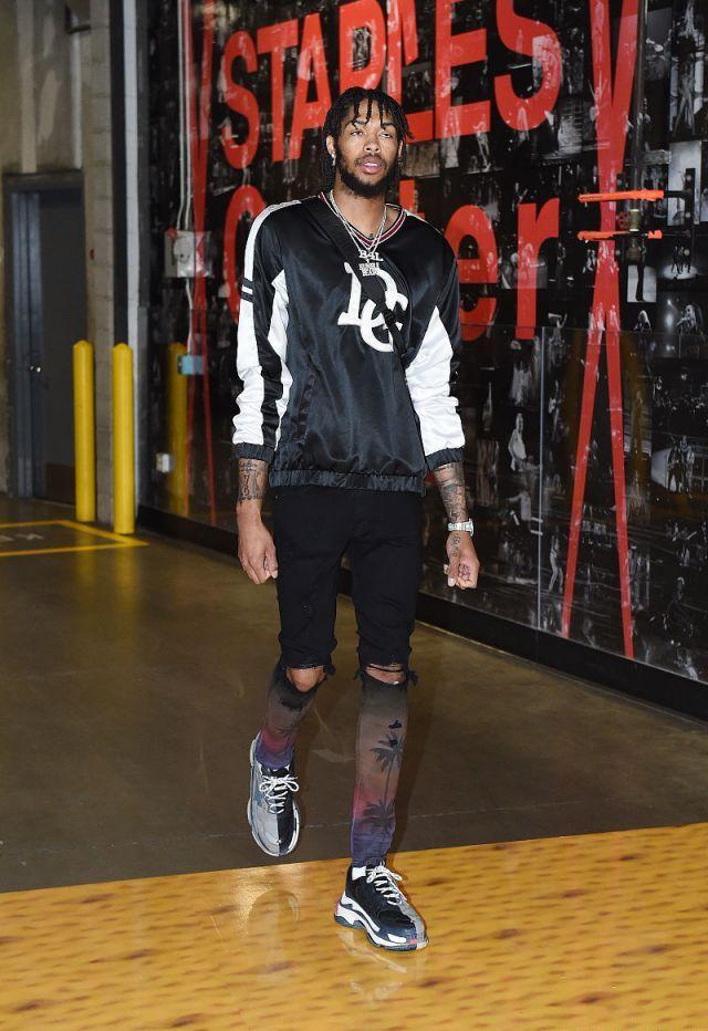 意大利赛车手罗西回忆马拉多纳：我曾单膝跪地亲吻他的左脚（意大利车手罗西忆马拉多纳：曾单膝跪地亲吻其左脚）