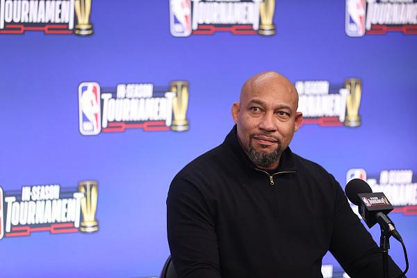 埃斯特旺经纪人：我们连续4年和巴萨谈转会，但对方财政困难（埃斯特旺经纪人：与巴萨谈转会已四年，但其财务困境成阻碍）