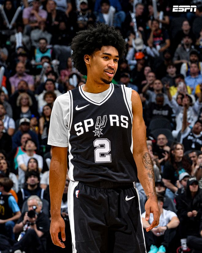 欧文突破防守造成杀伤球成功（欧文强突撕裂防线造犯规并完成得分）