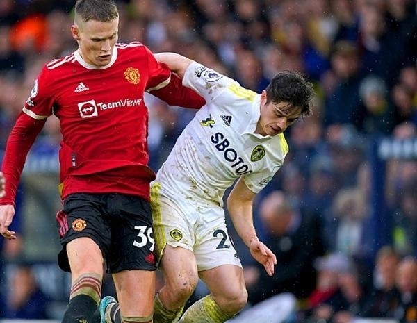 热刺抵达韩国受到热烈欢迎，有球迷在与麦迪逊合影时激动流泪