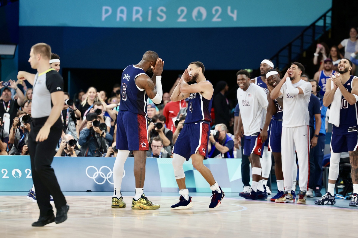 残特奥会选手与领跑员携手冲线夺冠（残特奥会选手与领跑员并肩冲线夺魁）